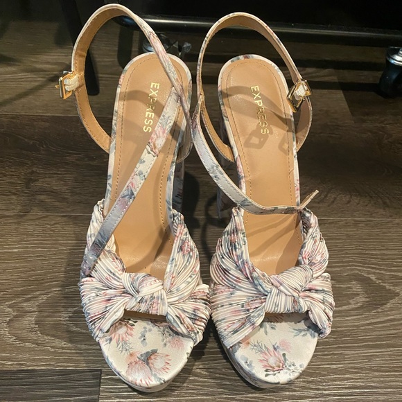 Heels - Picture 2 of 4